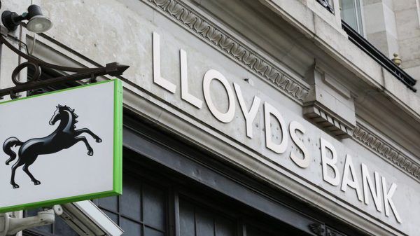 Lloyds Boosts Dividend Despite 14% Profit Drop